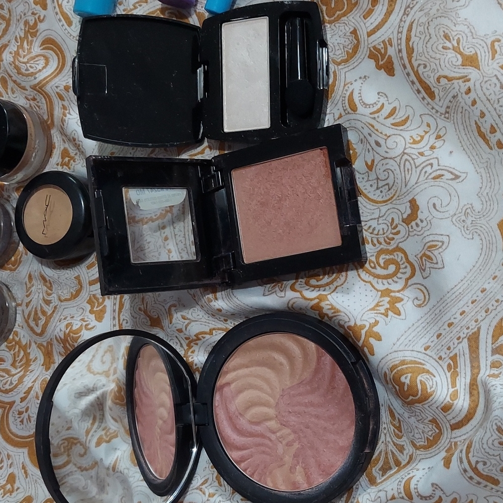 Lot of makeup - Picture 8 of 14